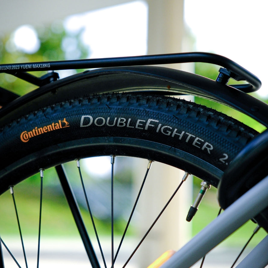 Pneus vélo Continental Double Fighter III sur jantes 700C, bandes réfléchissantes.