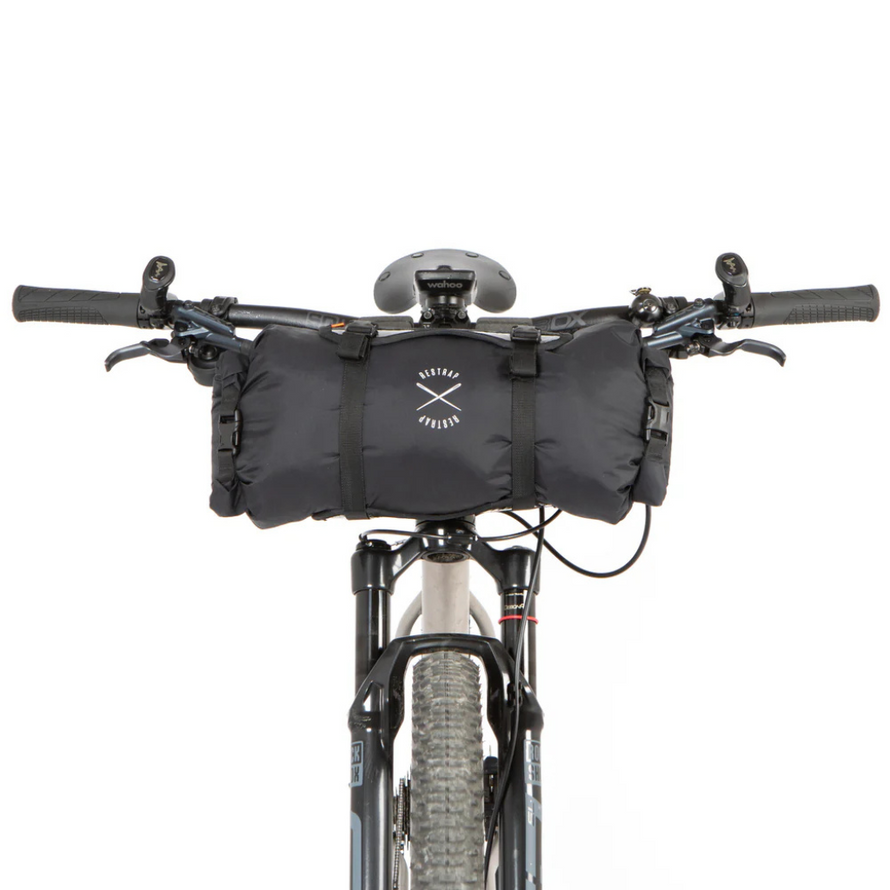 Sacoche de guidon Restrap Race Bar Bag Flat Bar fixée sur un vélo avec holster