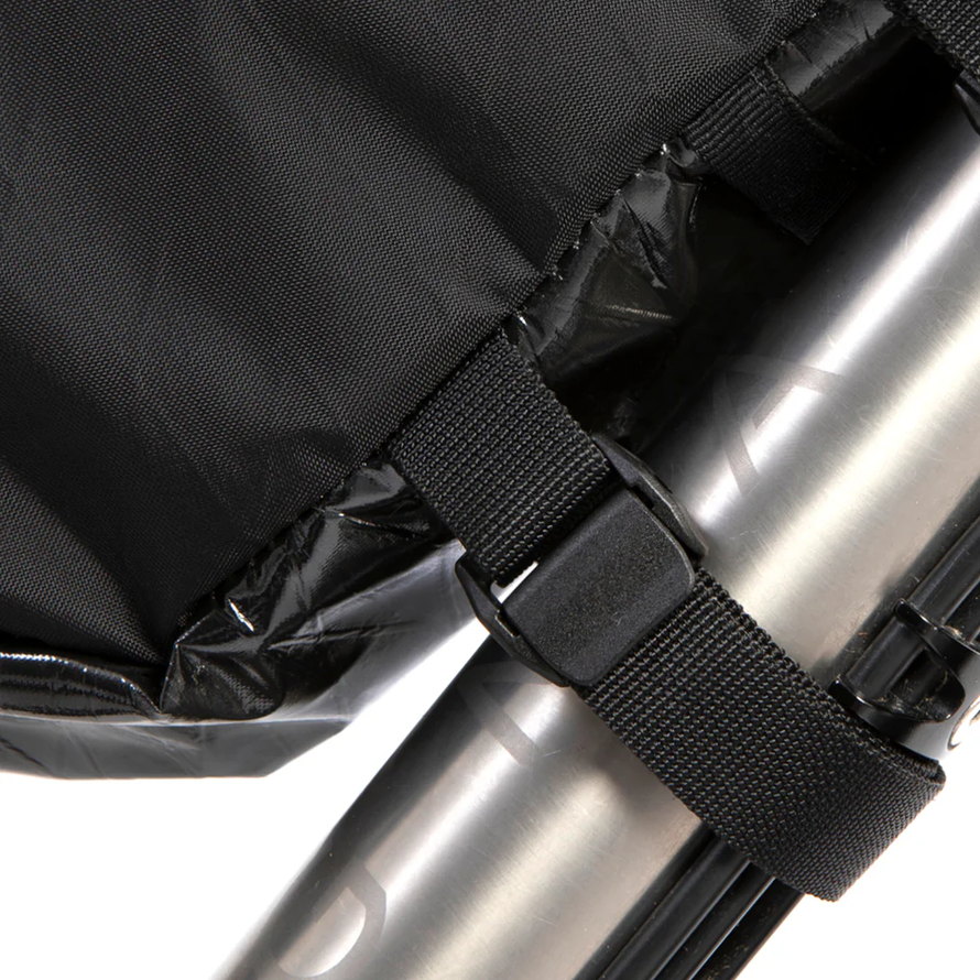 Zoom sur fixation de la sacoche Race frame bah Restrap.