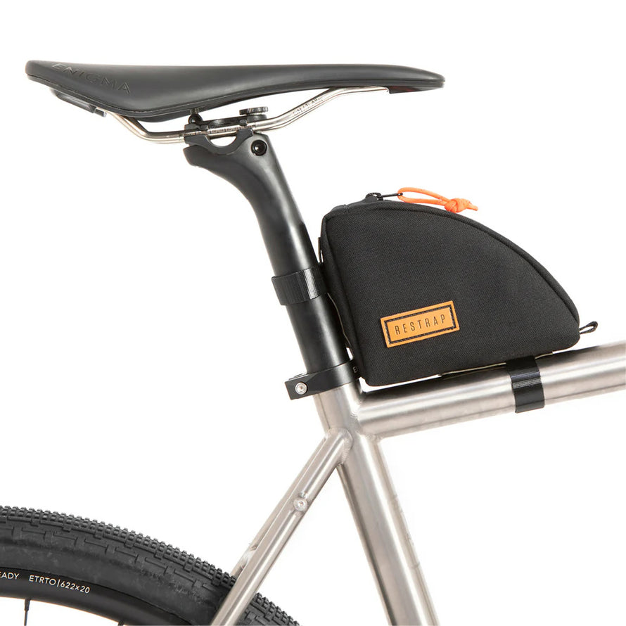 Sacoche Top Tube arrière Restrap fixée sur la tige de selle – vue latérale sur vélo