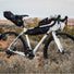Sacoche de cadre Revelate Design Tangle frame bag 3-6L en situation avec les sacoche de la gamme