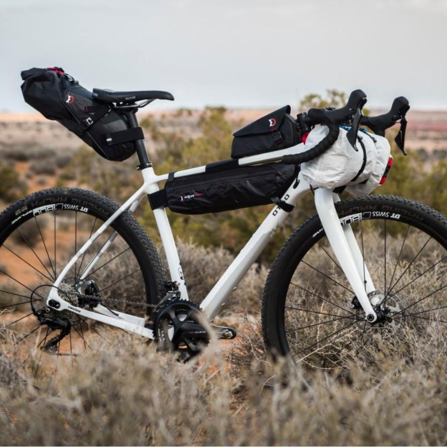 Sacoche de cadre Revelate Design Tangle frame bag 3-6L en situation avec les sacoche de la gamme