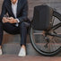 Un vélotafeur en costume avec le sac Shad sur son vélo électrique