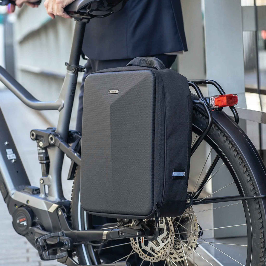 Focus du sac à dos sur un vélo électrique