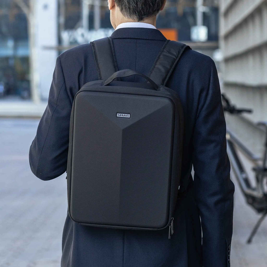 Sac à dos Shad en utilisation sur un vélotafeur en costume