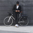 Vélotafeur avec son vélo équipé de la sacoche Shad sur porte-bagage