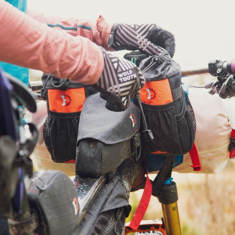 Sacoche de guidon Revelate Design Mountain Feedbag par paire en action