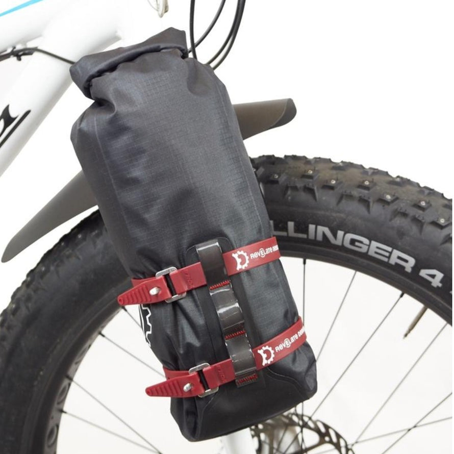 Sacoche de fourche Revelate Design Polecat 3.5L  sur une cargo cage