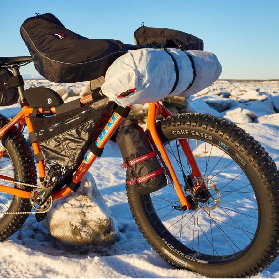 Sacoche de fourche Revelate Design Polecat 3.5L sur la fourche d'un vélo équipé