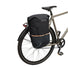 Sacoche de vélo convertible en sac à dos Vaude CityGo Bike 23 II sur un porte bagage