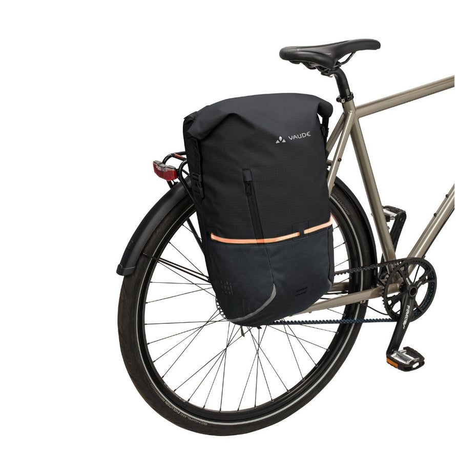 Sacoche de vélo convertible en sac à dos Vaude CityGo Bike 23 II sur un porte bagage