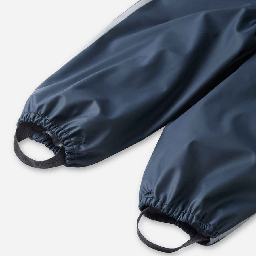 Salopette de pluie résistante enfant Lammikko Reima, vue des pieds élastiqués. 