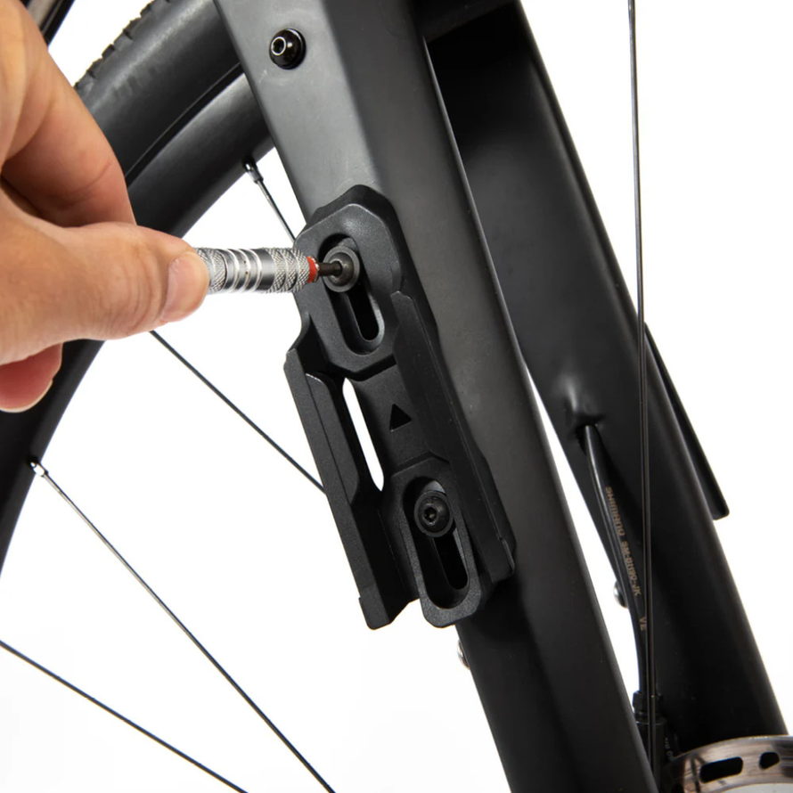 Switch Multi Mount utilisé avec un porte-bidon fixé sur cadre vélo.
