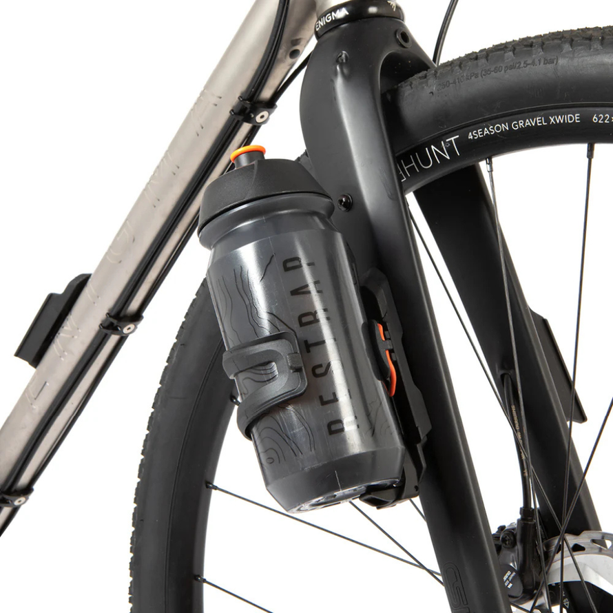 Switch Multi Mount fixé sur la fourche d’un vélo gravel via œillets porte-bidon.