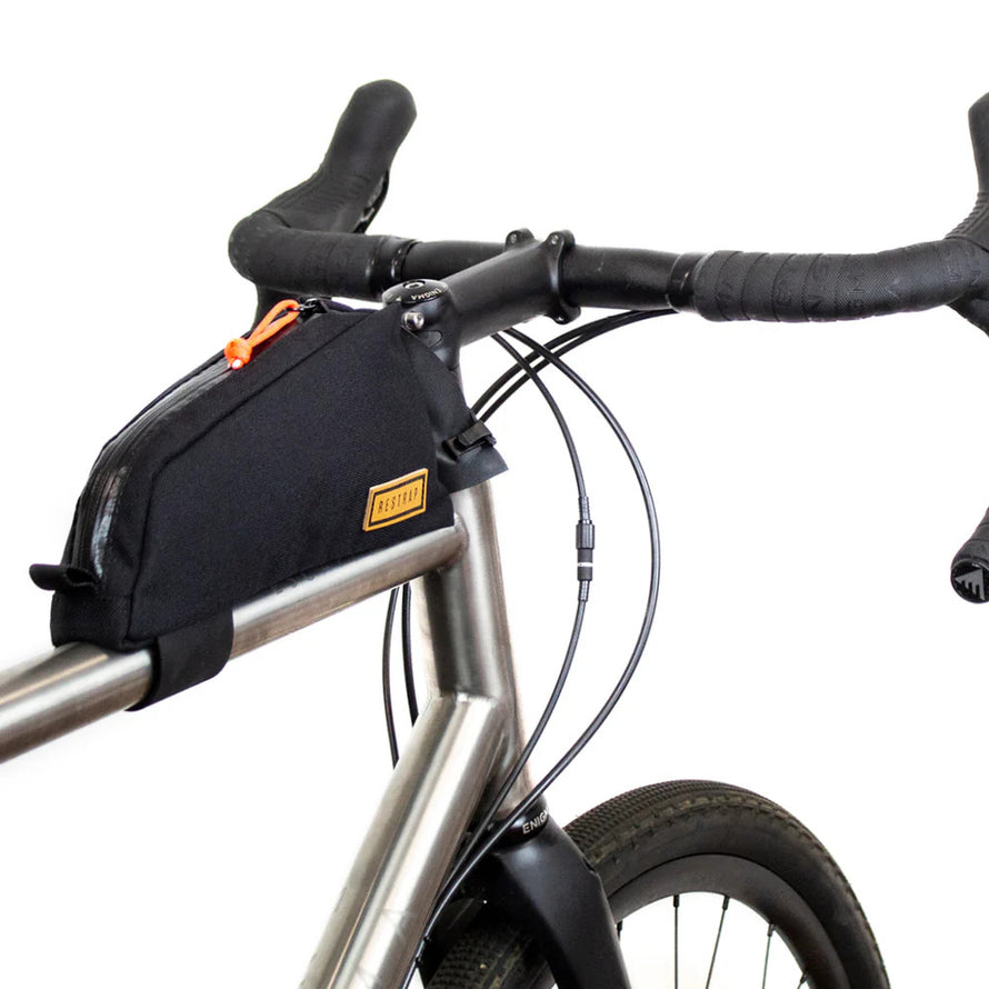 Sacoche Top Tube Bag Restrap montée à l’avant du cadre – fixation jeu de direction