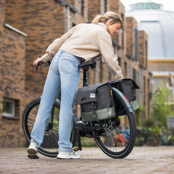 sacoche vélo sur porte bagage double 40 litres en matériau recyclé   urban proof noir vert