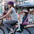 Casque vélo enfant Abus Smooty 2.0 rose avec motifs géométriques pour siège vélo sécurisé et confortable