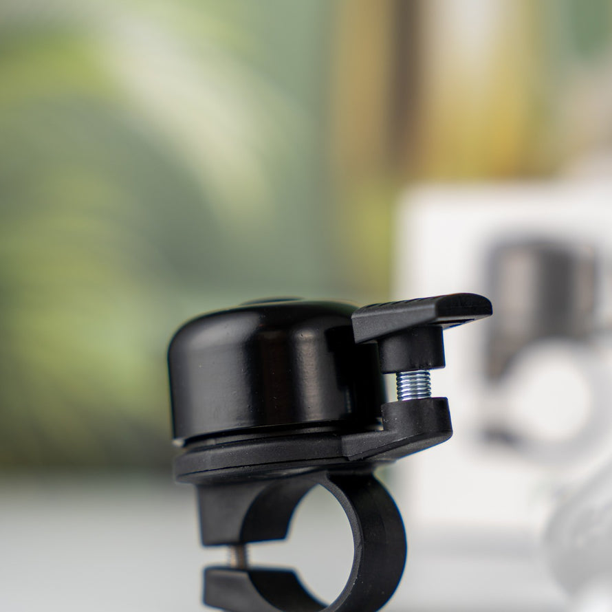 Sonnette AirBell Pro 22 mm noire avec fixation simple pour guidon de vélo, design robuste et compact