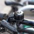 Sonnette AirBell Pro 22 mm noire installée sur guidon de vélo, design robuste et son clair