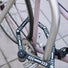 Antivol pliable Kryptonite 610 S fixé sur cadre de vélo pour une sécurité renforcée et un transport facile