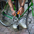 Antivol U combiné Evolution Mini-7 avec câble flex Kryptonite en usage pour sécuriser un vélo vert