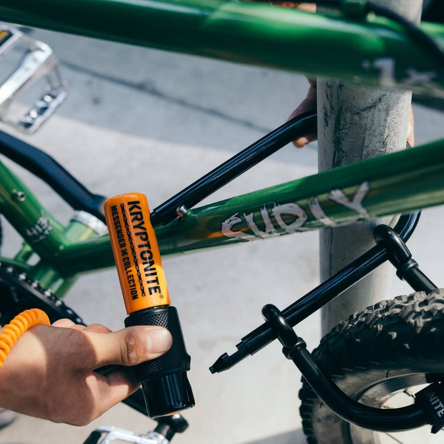 Verrouillage antivol U double anse Messenger Mini+ de Kryptonite sur cadre de vélo vert