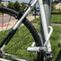 Antivol vélo Kryptolok Mini 7 blanc de Kryptonite fixé à l'arrière d'un vélo pour une sécurité renforcée