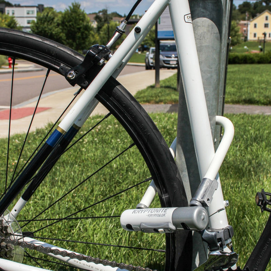 Antivol vélo Kryptolok Mini 7 blanc de Kryptonite fixé à l'arrière d'un vélo pour une sécurité renforcée