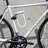 Antivol vélo Kryptolok Mini 7 blanc de Kryptonite fixé sur cadre de vélo blanc Pure Cycles