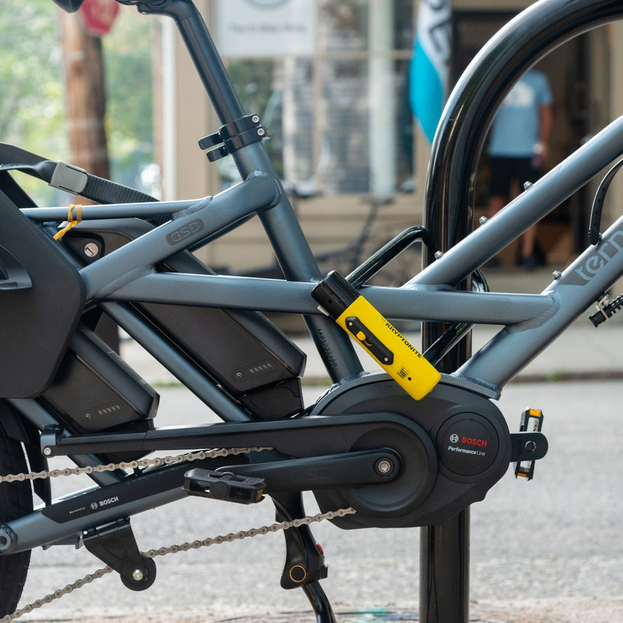 Antivol vélo haute sécurité New York Lock LS MC de Kryptonite fixé sur cadre de vélo électrique