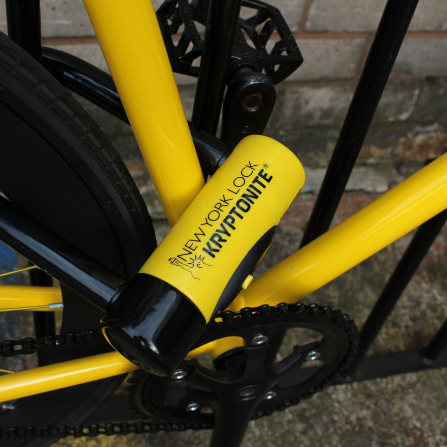 Antivol vélo U à clé New York Fahgettaboudit Mini jaune de la marque Kryptonite fixé sur cadre