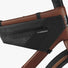 Sacoche de cadre Apidura Aero Frame noire pour vélo gravel et route, design aérodynamique et matériaux durables