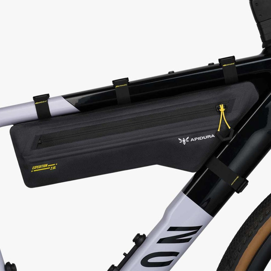 Sacoche de cadre Apidura Expedition Frame Pack noire, légère et imperméable pour randonnée et bikepacking