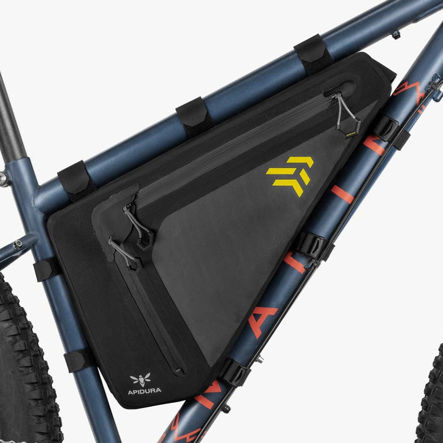 Sacoche de cadre Apidura Full Frame Backcountry noire, étanche et robuste pour bikepacking longue distance