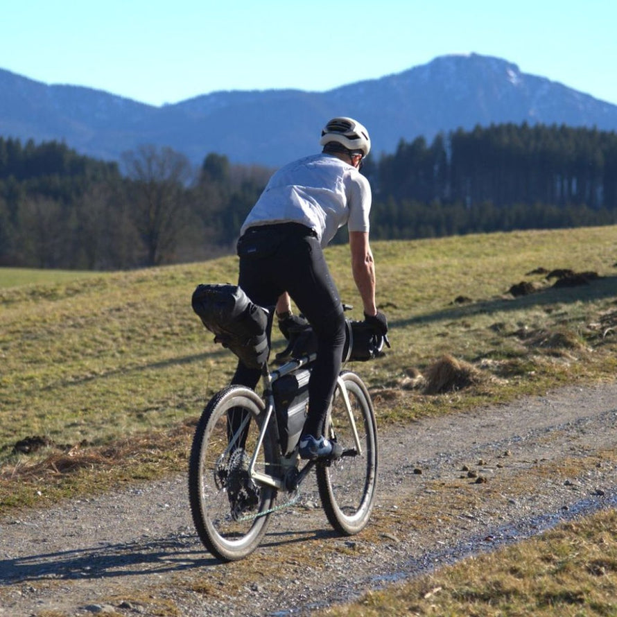 Sacoche de cadre Full Frame Pack Expedition Apidura optimisée pour bikepacking et aventures à vélo longues distances