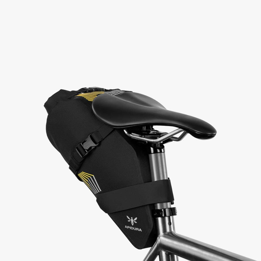 Sacoche de selle bikepacking Apidura Racing noire et jaune, étanche et légère pour voyages vélo longue distance
