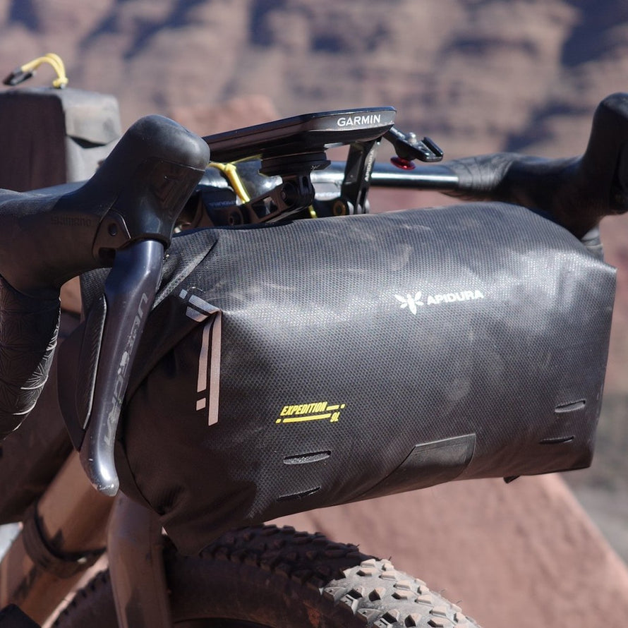 Sacoche de guidon Apidura Expedition robuste et impermeable pour bikepacking et aventures a velo longues