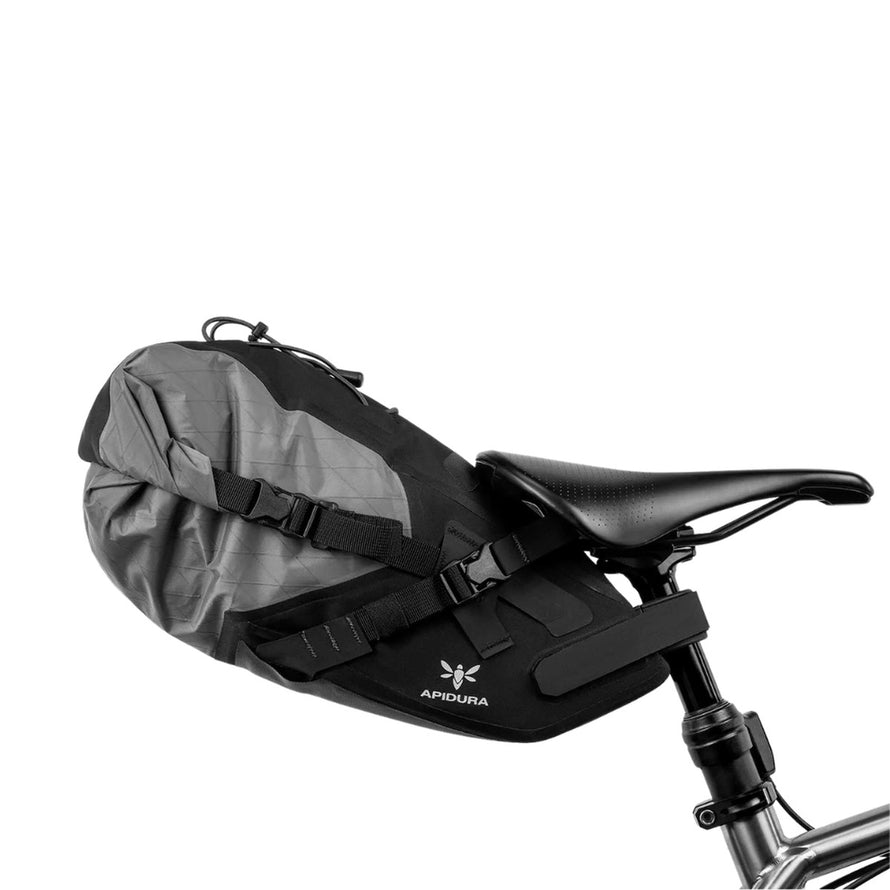 Sacoche de selle Apidura Backcountry 6L noire avec fixation velcro, parfaite pour bikepacking et longues expéditions vélo