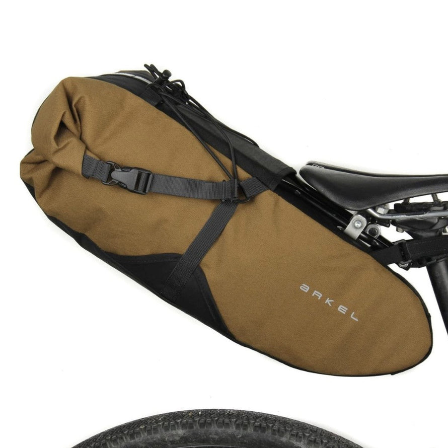 Sacoche de selle olive compacte Arkel Pack Bikepacking 34,5 L, idéale pour voyages vélo longue distance
