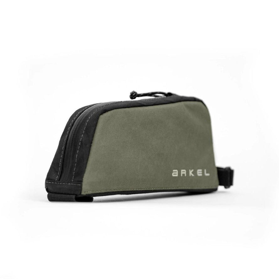 Sacoche top tube compacte Arkel Pack Bikepacking 34,5 L en olive, idéale pour ranger vos essentiels en bikepacking
