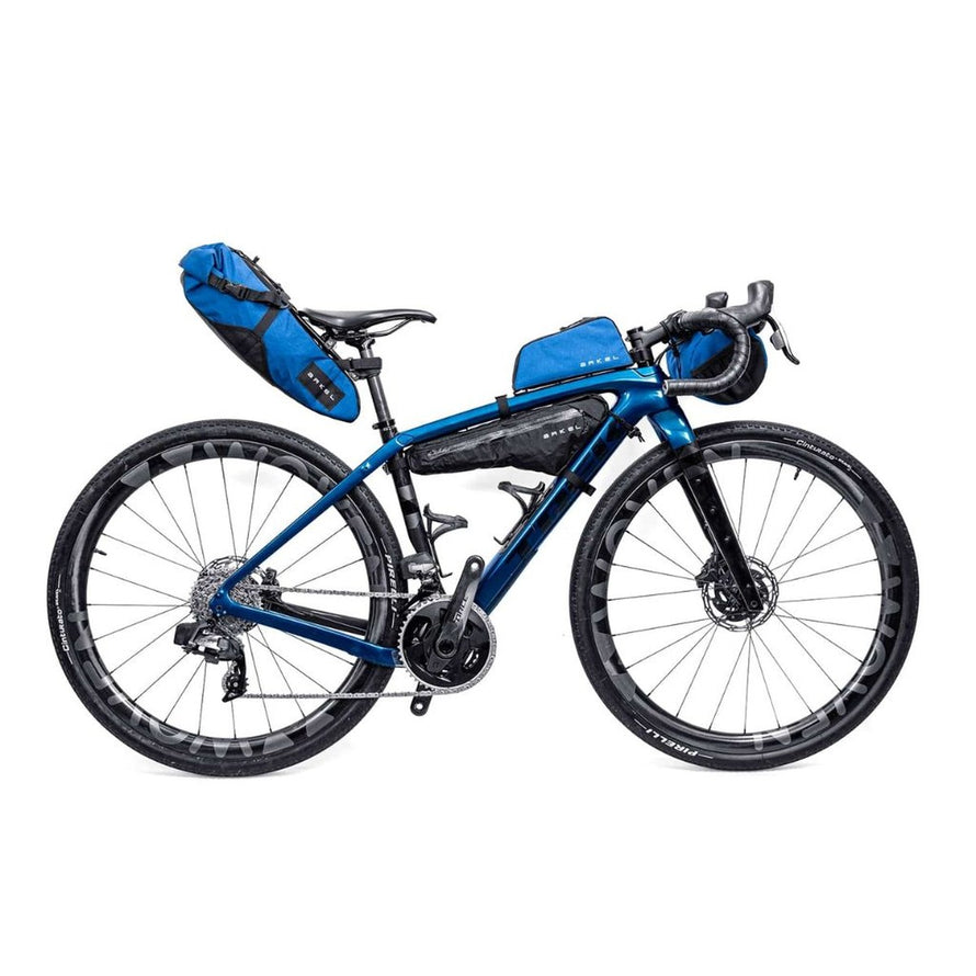 Sacoche de cadre top tube Arkel Taco bleue fixée sur un vélo de route pour bikepacking