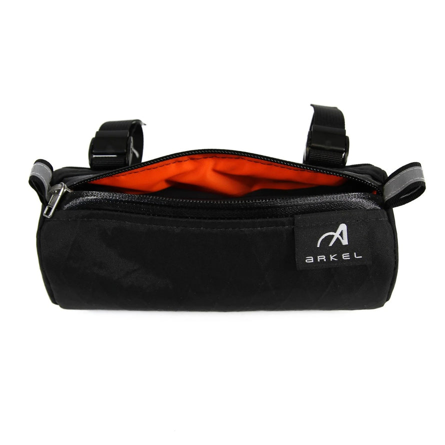 Sacoche de guidon Arkel Le Petit noire avec intérieur orange, idéale pour bikepacking et fixation sécurisée