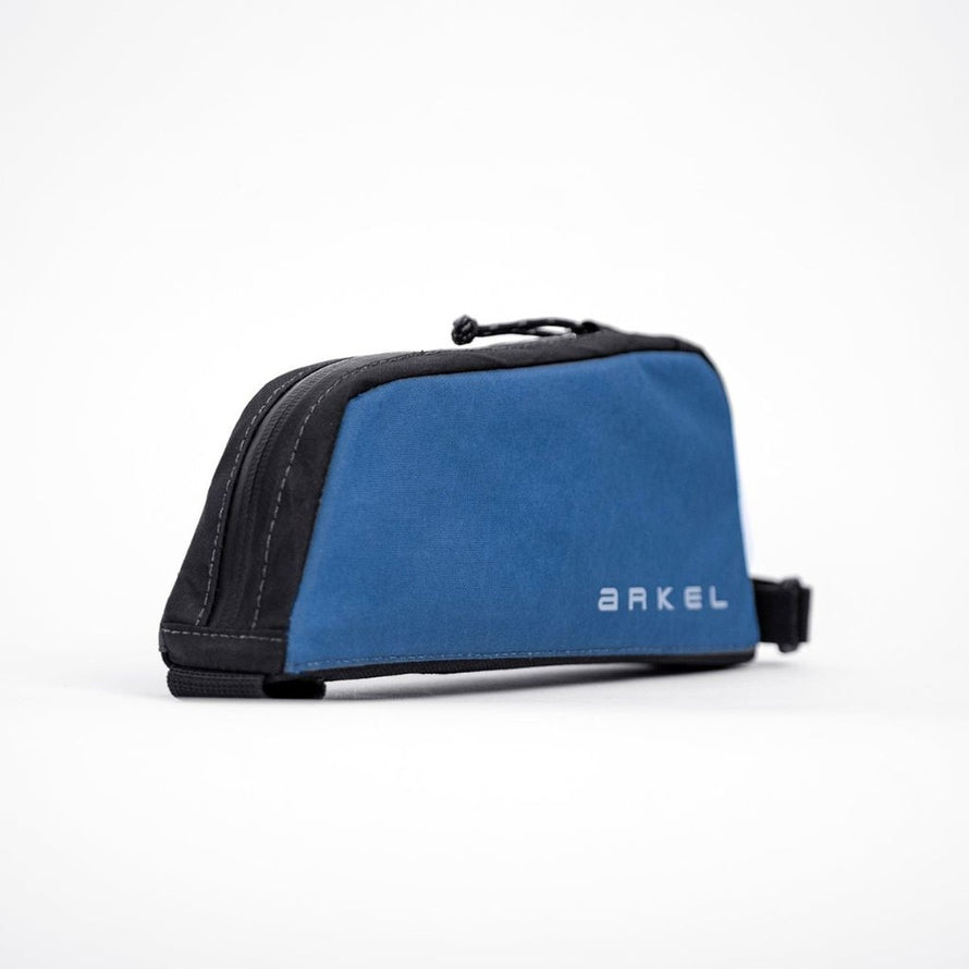 Sacoche top tube Arkel Taco bleue, légère et robuste, idéale pour transporter accessoires vélo en bikepacking