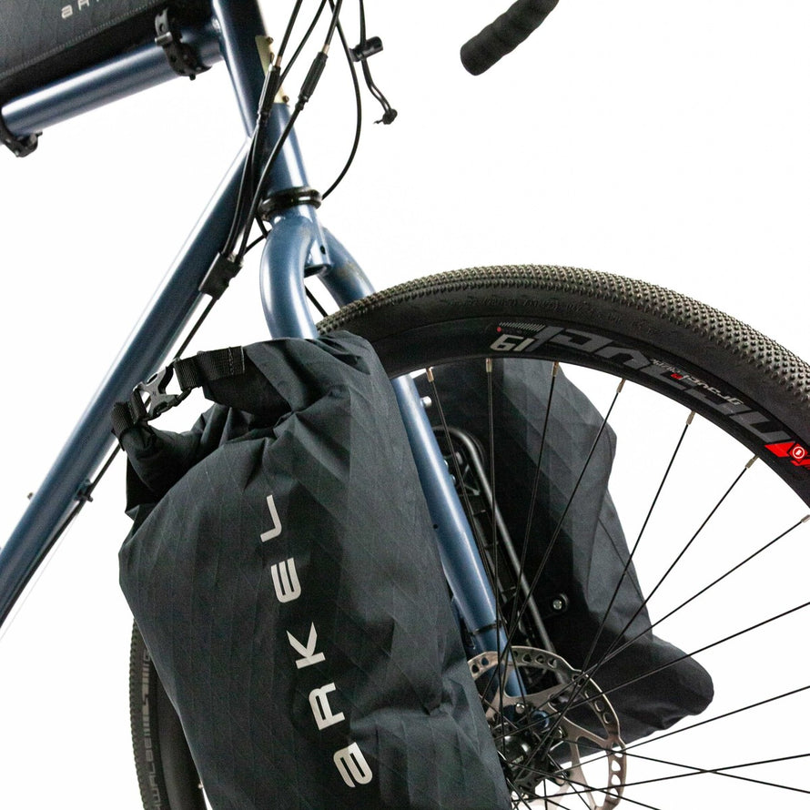 Sacoche de fourche noire compacte Arkel Set Bikepacking 34,5 L, étanche et résistante pour aventures vélo longues distances