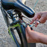 attache jupette suzon et suzette sur la selle