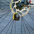 Antivol Auvray B-Lock 06 Mini avec alarme 120 dB pour fixation sécurisée sur disque de frein vélo