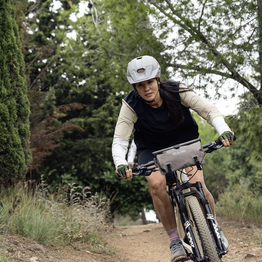 Banane Ortlieb Velo-Sling 3L taupe fixée au guidon pour VTT, sacoche convertible et étanche pour cyclistes aventure