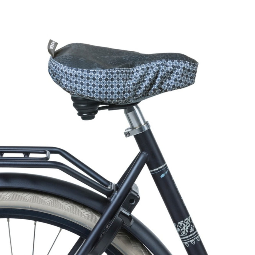 Couvre-selle imperméable Basil modèle Bohème pour protéger votre selle de vélo avec style et efficacité