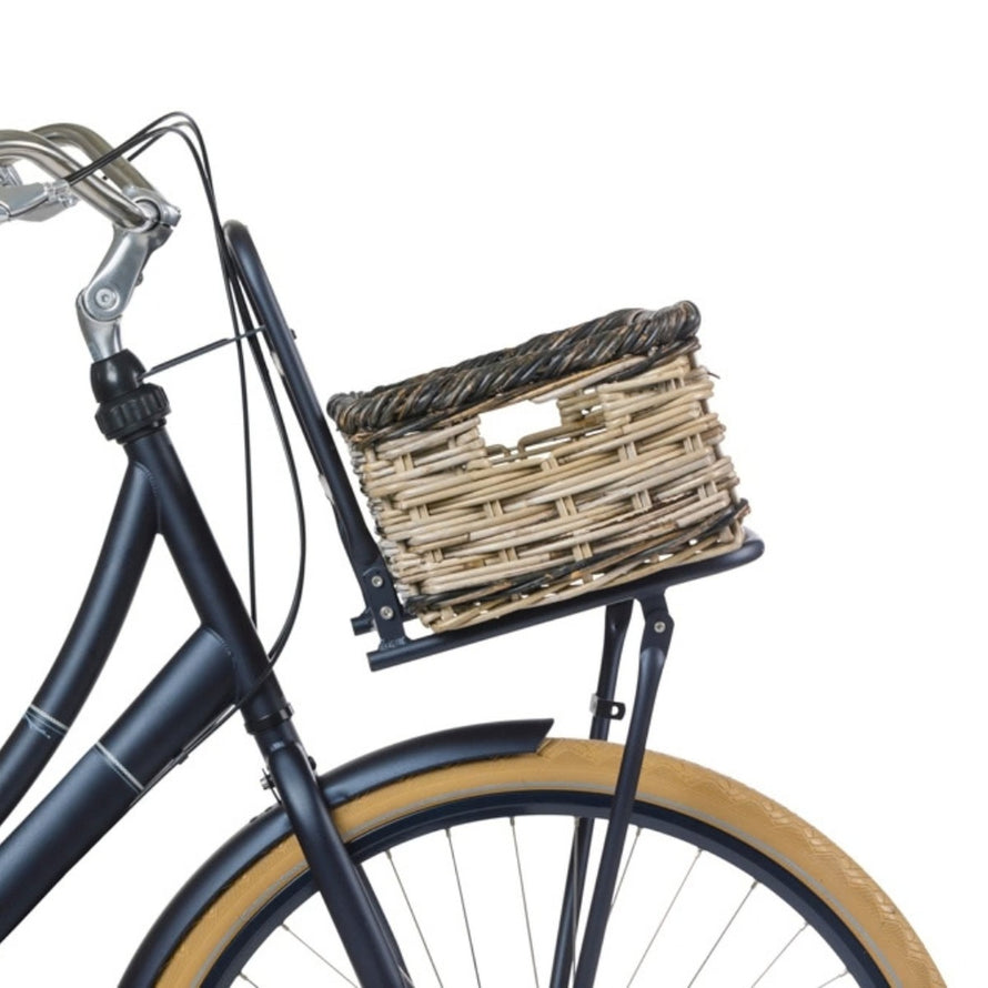 Panier en rotin tressé main pour vélo Basil Dijon, robuste et pratique pour transport avant