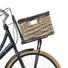 Panier avant en rotin tressé main pour vélo Basil Dijon, finition artisanale et pratique pour transport léger